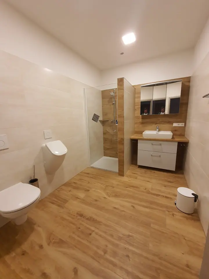 Bad mit Holzoptik-Boden und Dusche