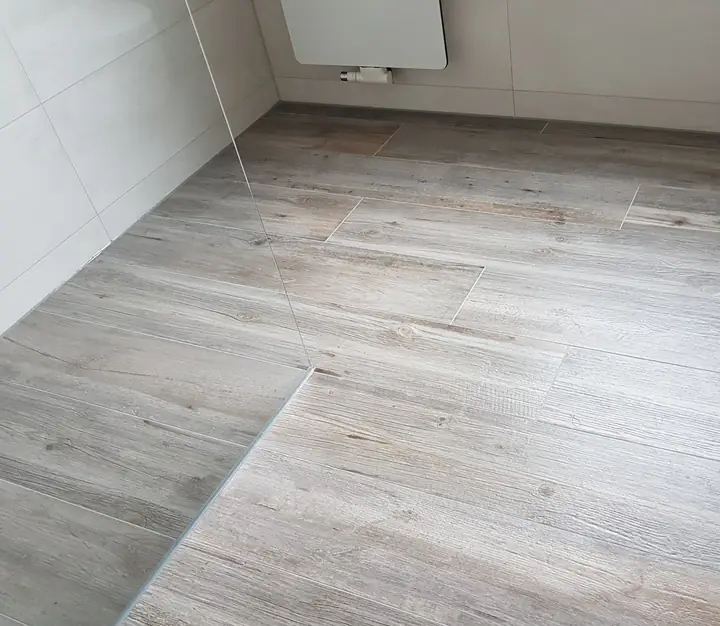 Fliesen in Holzoptik, ebenerdig vom Bad bis in die Dusche verlegt