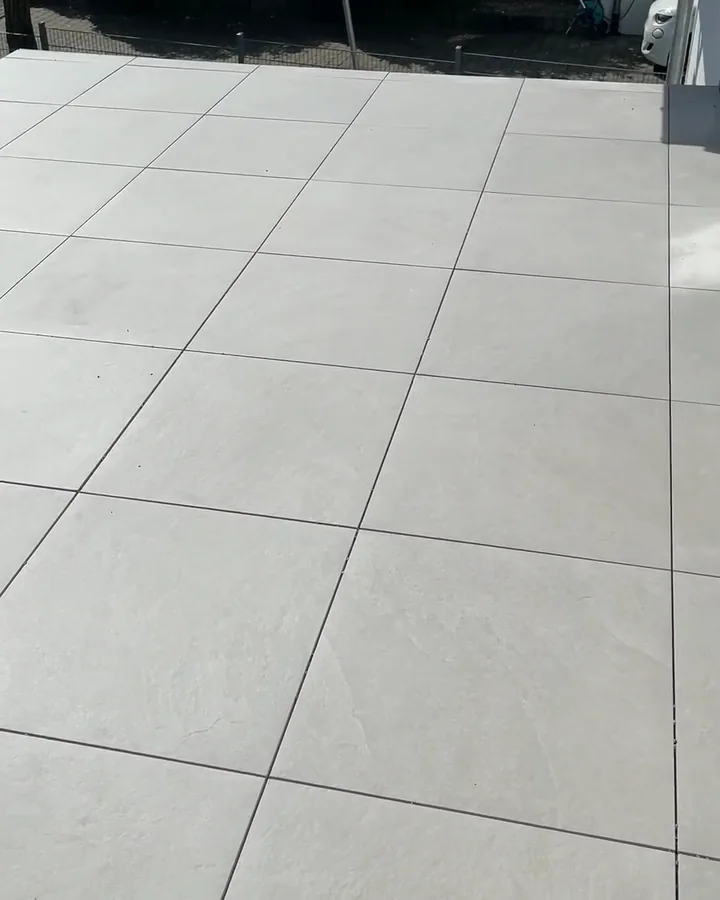 Terrasse von Fliesen-Licina mit großformatigen hellen Platten auf Kiesbett