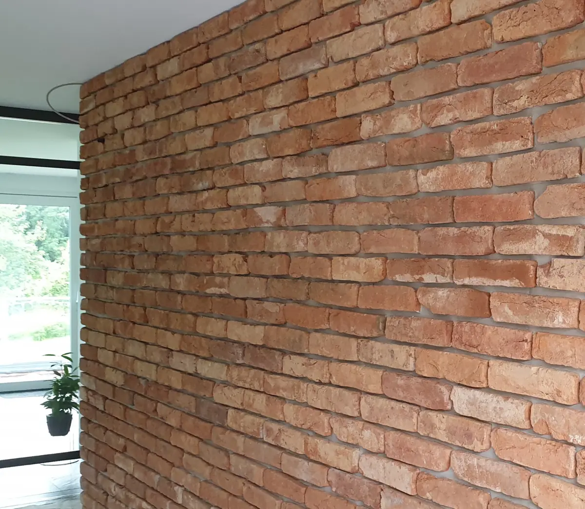 Wand mit Verblendsteinen in roter Ziegeloptik
