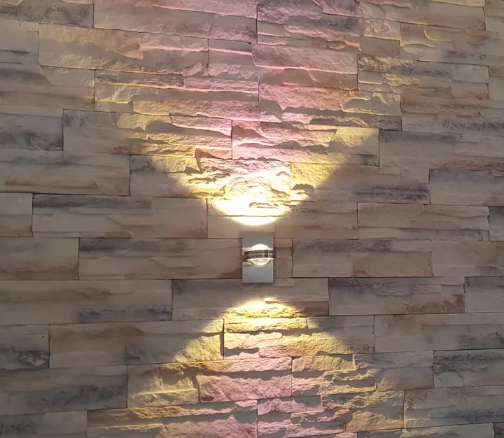 Wand aus Verblendsteinen mit Wandleuchte